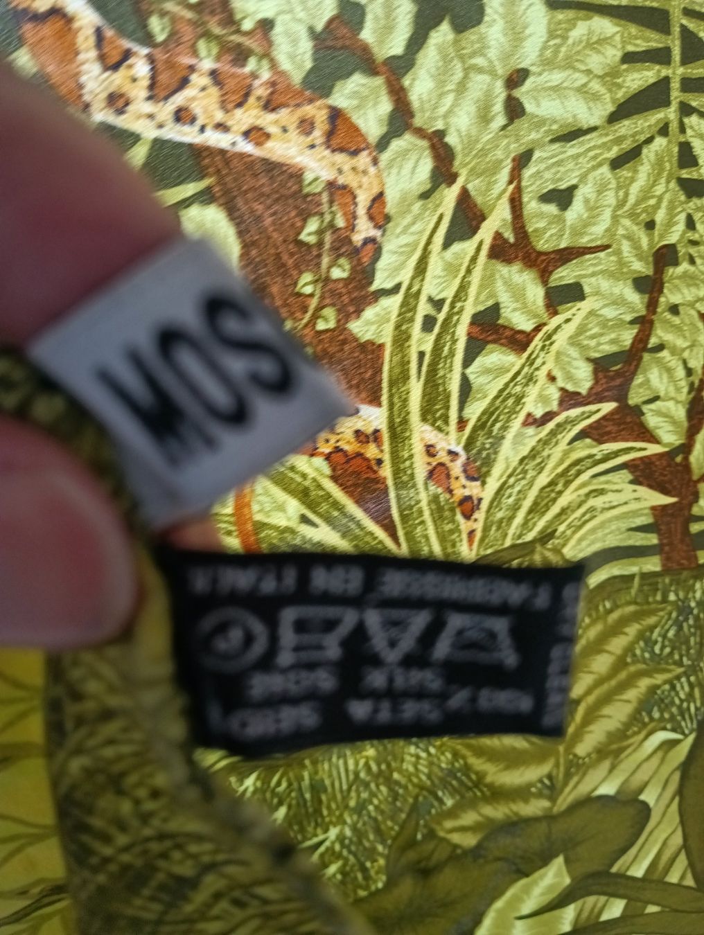 Moschino Foulard & Sciarpe: Moschino Jungel Image Seidentuch, – Nuovo (secondo la descrizione) da Basel venduto da STrudi_9qvp 5