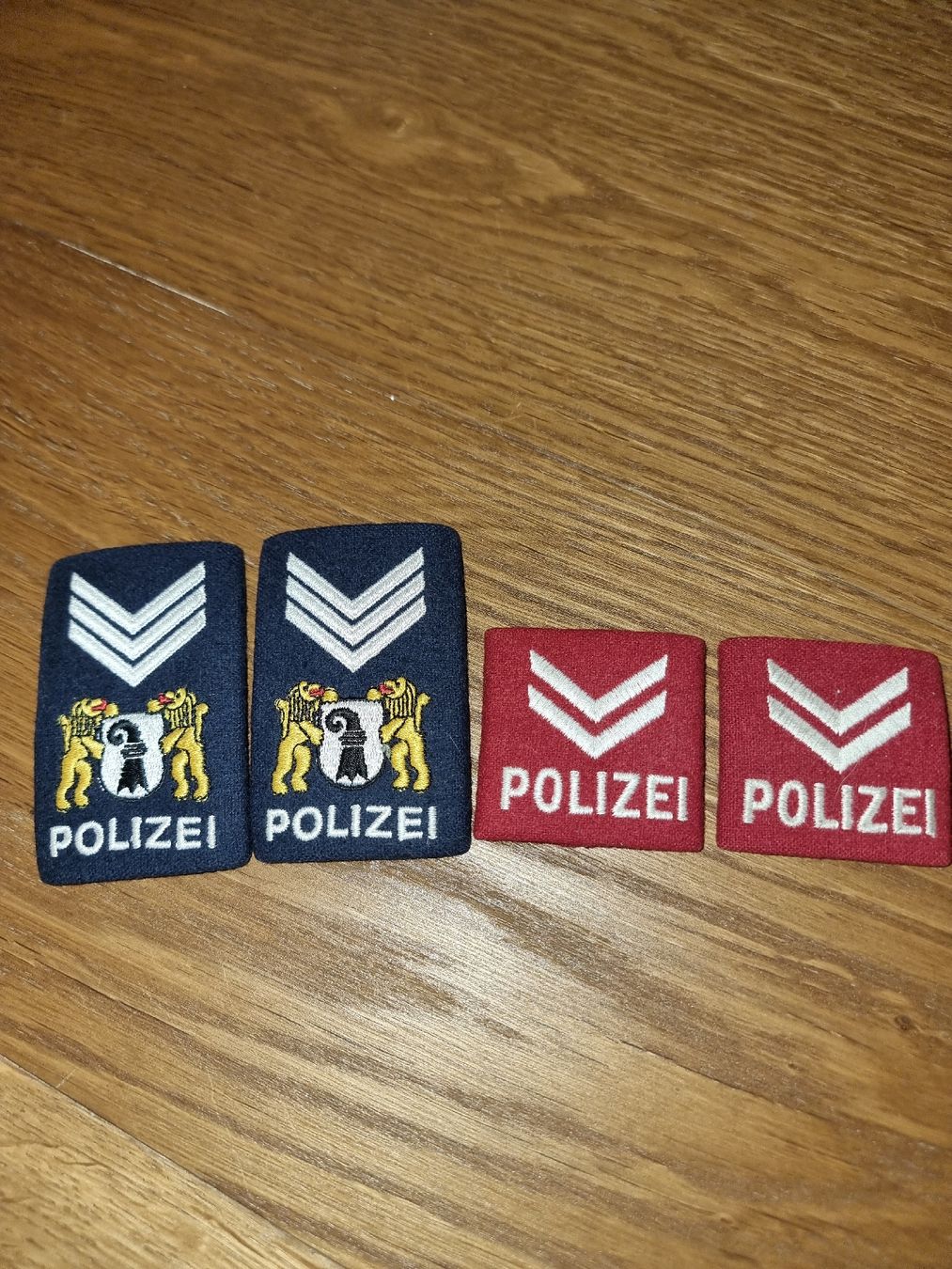 Uniformen: Rangabzeichen / Patten / Schulterschlaufen Polizei – Gebraucht aus Ballwil von 11866