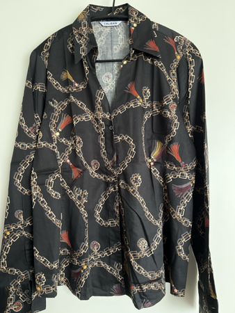Neuwertige Caliban Bluse schwarz mit Muster Grösse 38/40