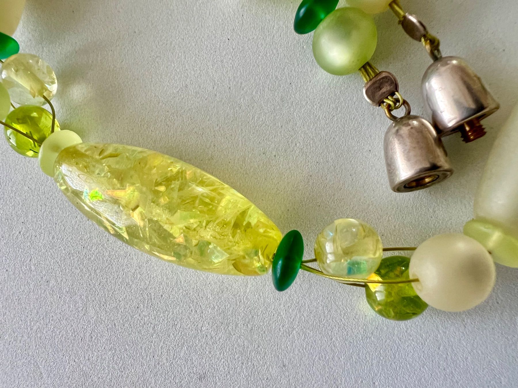 Catenine: Lichtspiel Statement-Glaskette Limettengrün Weiss mit Perlen – Usato da Ruswil venduto da artbyhand 6