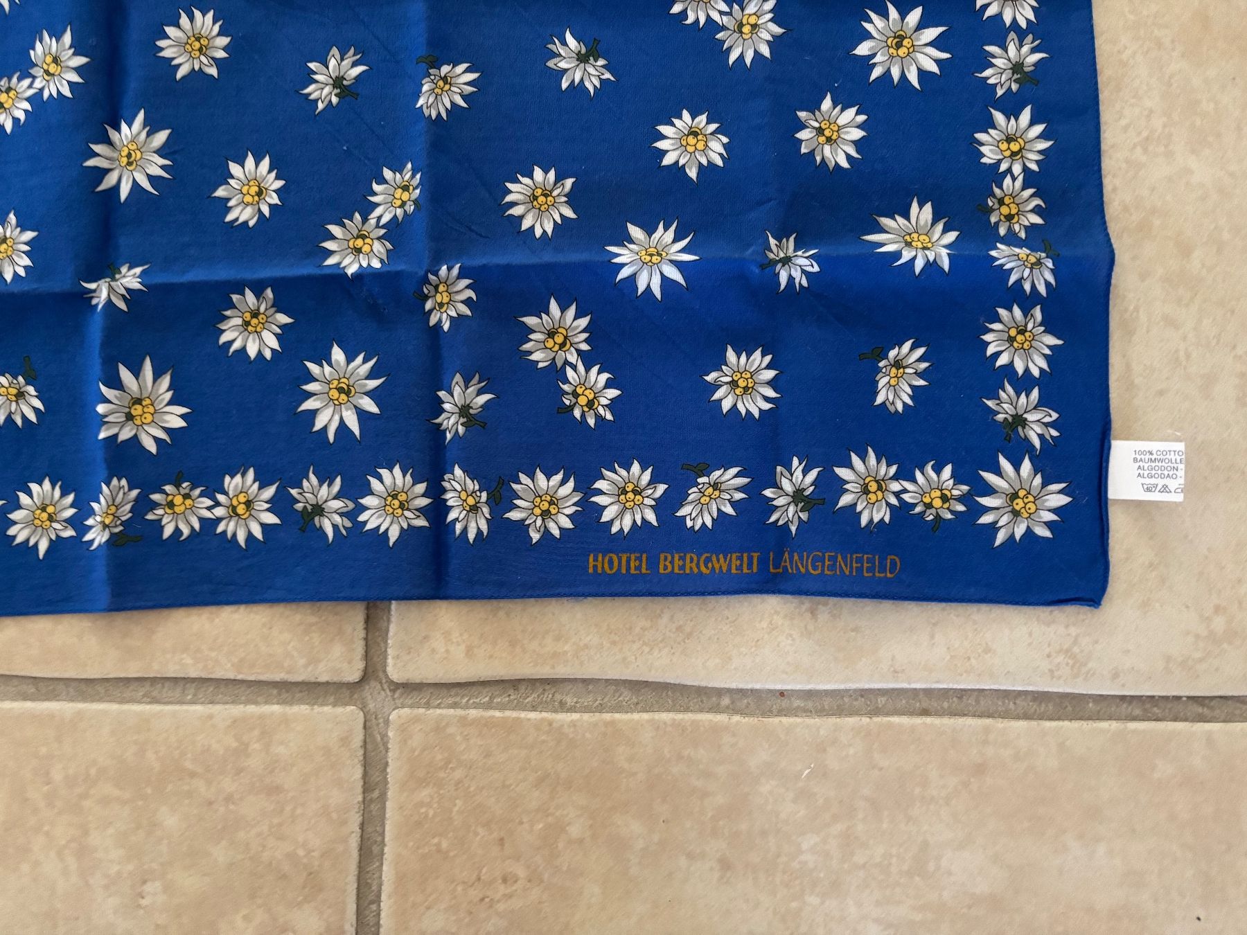Foulard & Sciarpe: Glarnertüechli mit Edelweiss 50x50 cm – Nuovo (secondo la descrizione) da Balsthal venduto da Uroby 1