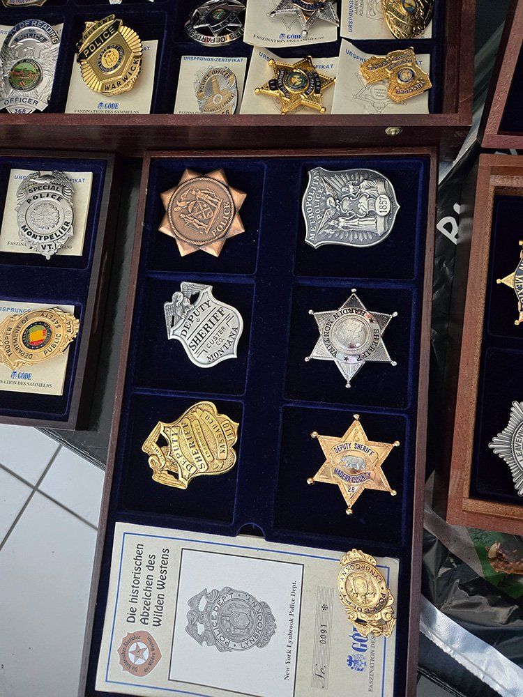Placchette & Badge: Polizeiabzeichen Göde 40 Stück – Nuovo (secondo la descrizione) da Wilen b. Wil venduto da monsterstore 1