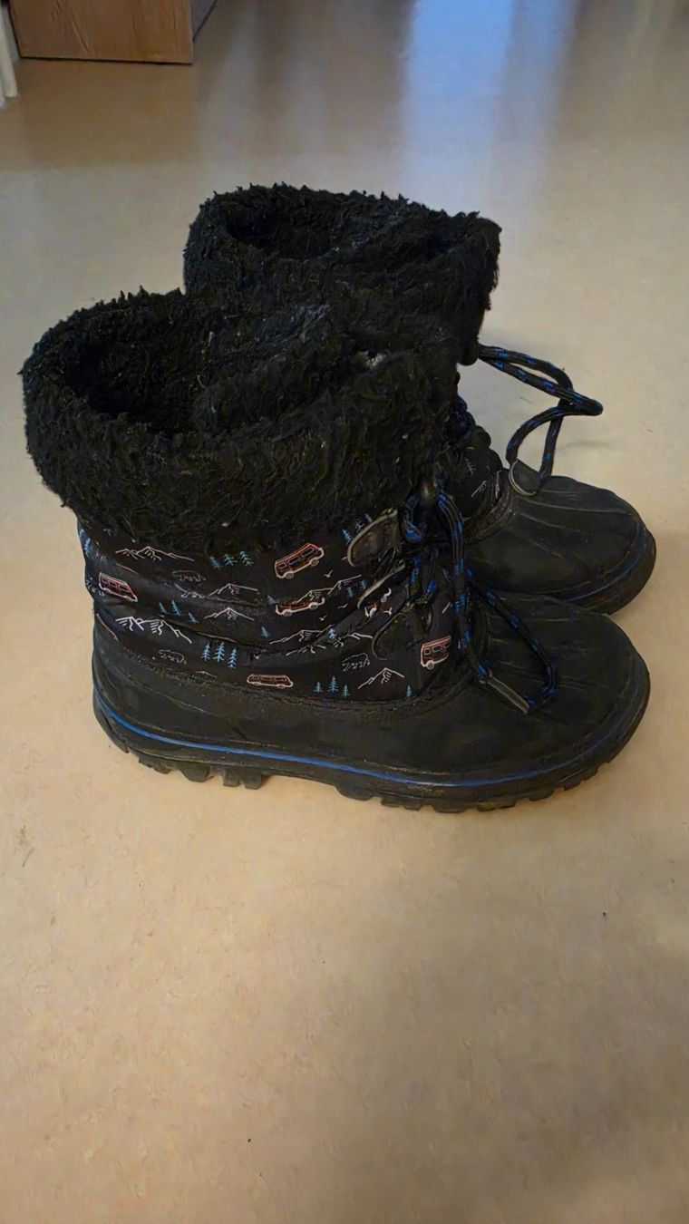 Scarpe per ragazzi: Kinder Winterstiefel Grösse 32/33 gebraucht – Usato da Bern venduto da belarus2 1