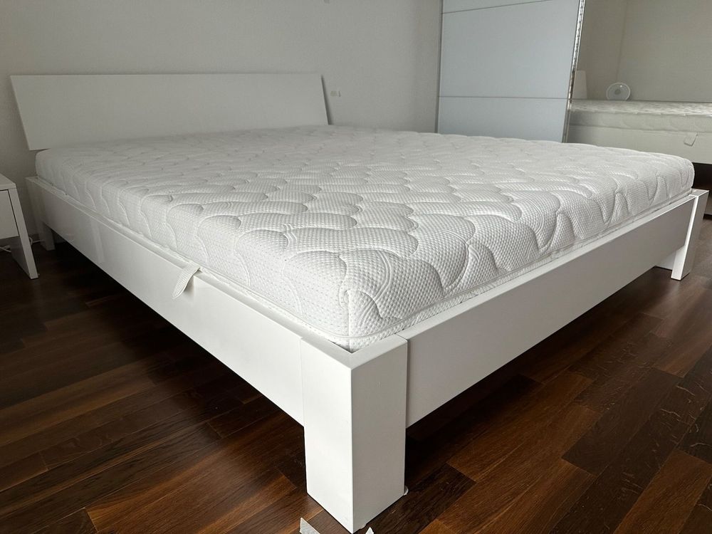 Bett Wei Hochglanz