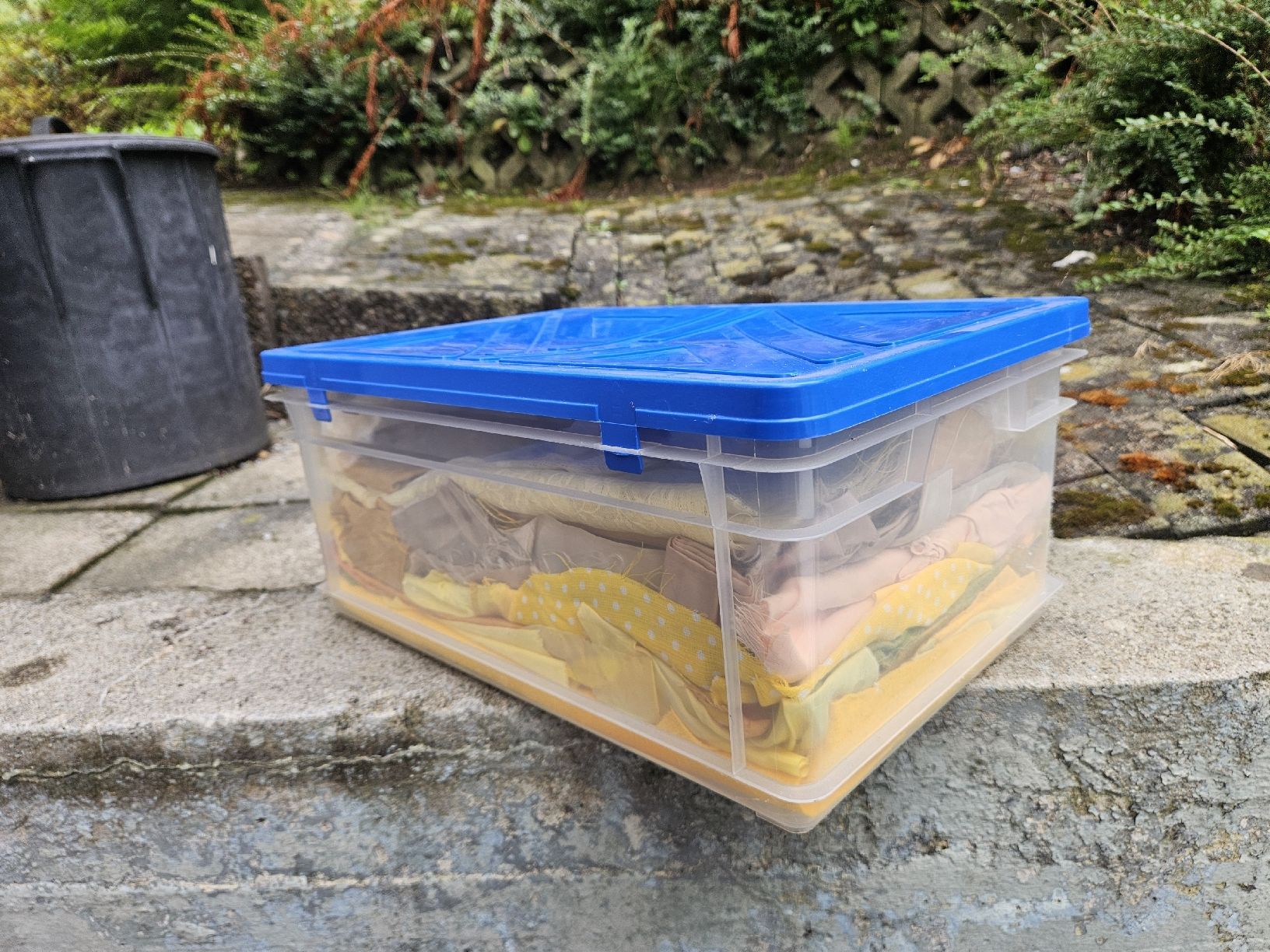 Stoffe: diverse Kisten mit stoffresten / bastelmaterial – Gebraucht aus Oetwil am See von akkawi 3