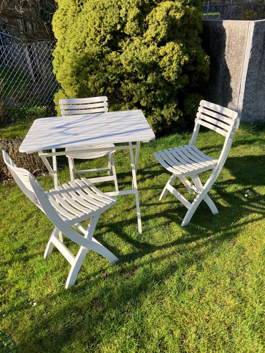 Tischset: Gartentisch mit 3 Stühlen, klappbar, weiss – Gebraucht aus Mettmenstetten von hlu_pw6q