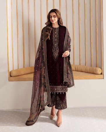 Designer-Samtanzug mit Stickerei und Fancy Dupatta