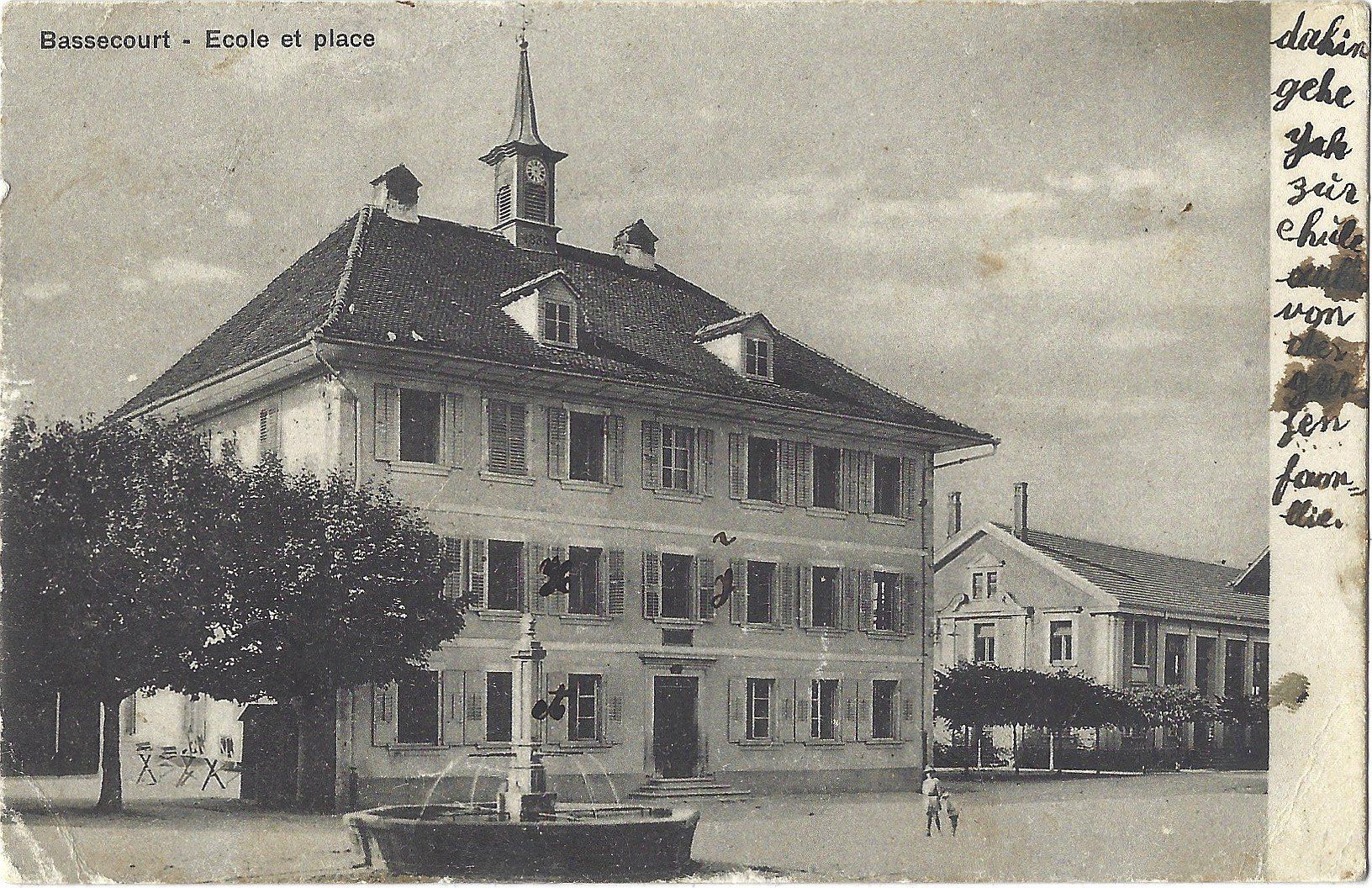 Cartoline postali: Bassecourt  -  Ecole  et  place – Usato da Bütschwil venduto da Jackson1A