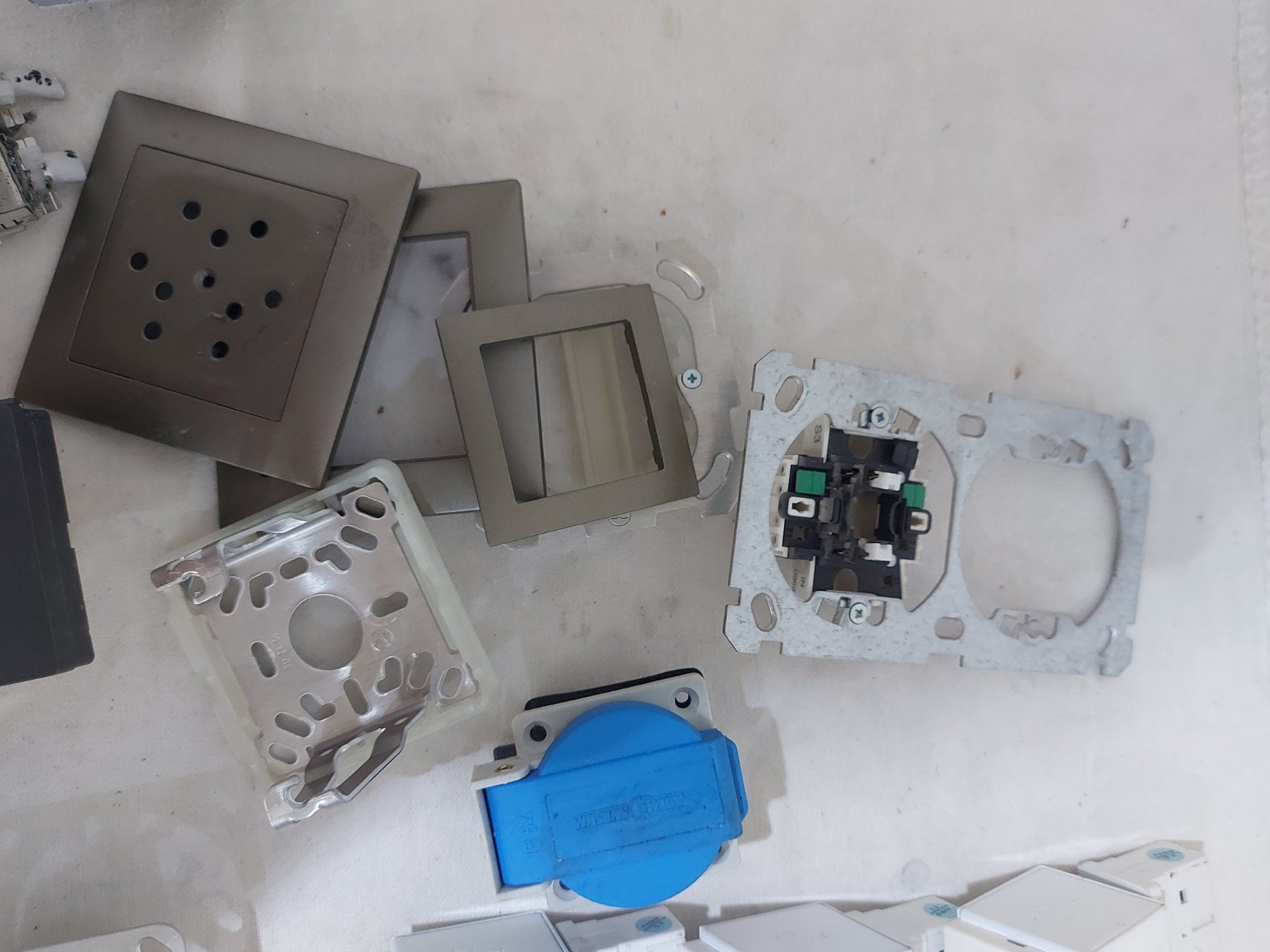 ABB Spine: Lichtschalter und Steckdosen  (17) – Usato da Rheinau venduto da profitronic.shop 5