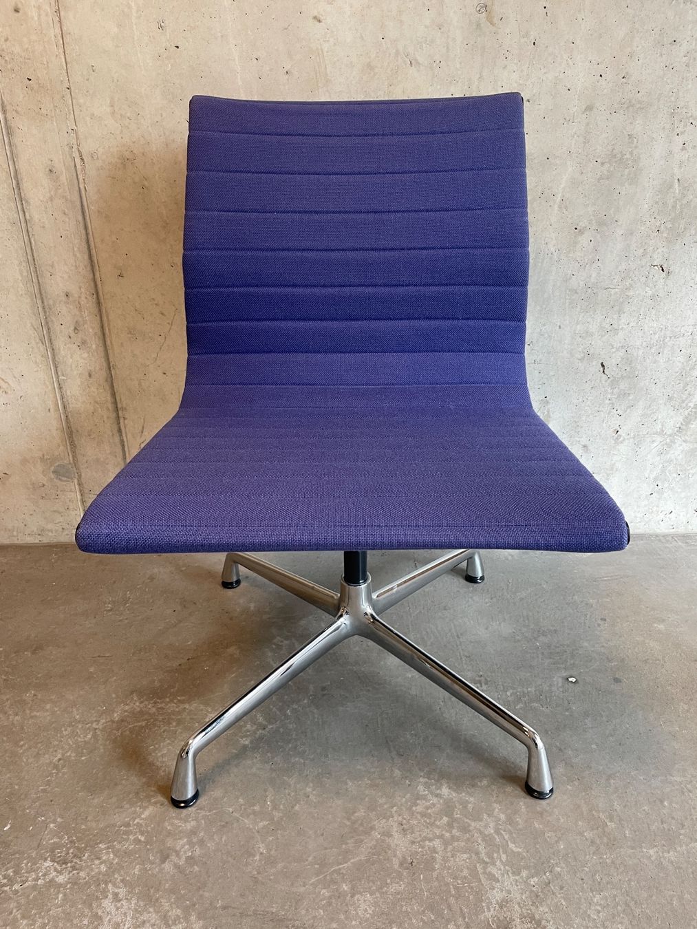 Vitra Poltrone: Aluchair Eames EA 105 Flieder – Usato da Zürich venduto da starch.studio 3