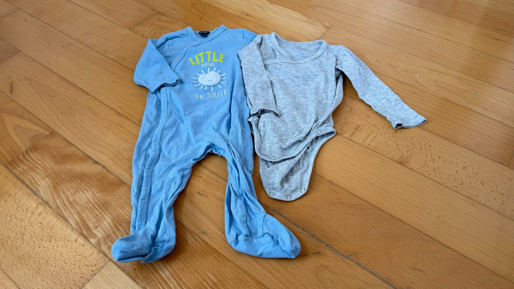 Pyjamas & Ähnliches: 2 Baby Kleider Grösse 74 Frühling – Gebraucht aus Rapperswil SG von Snoptic