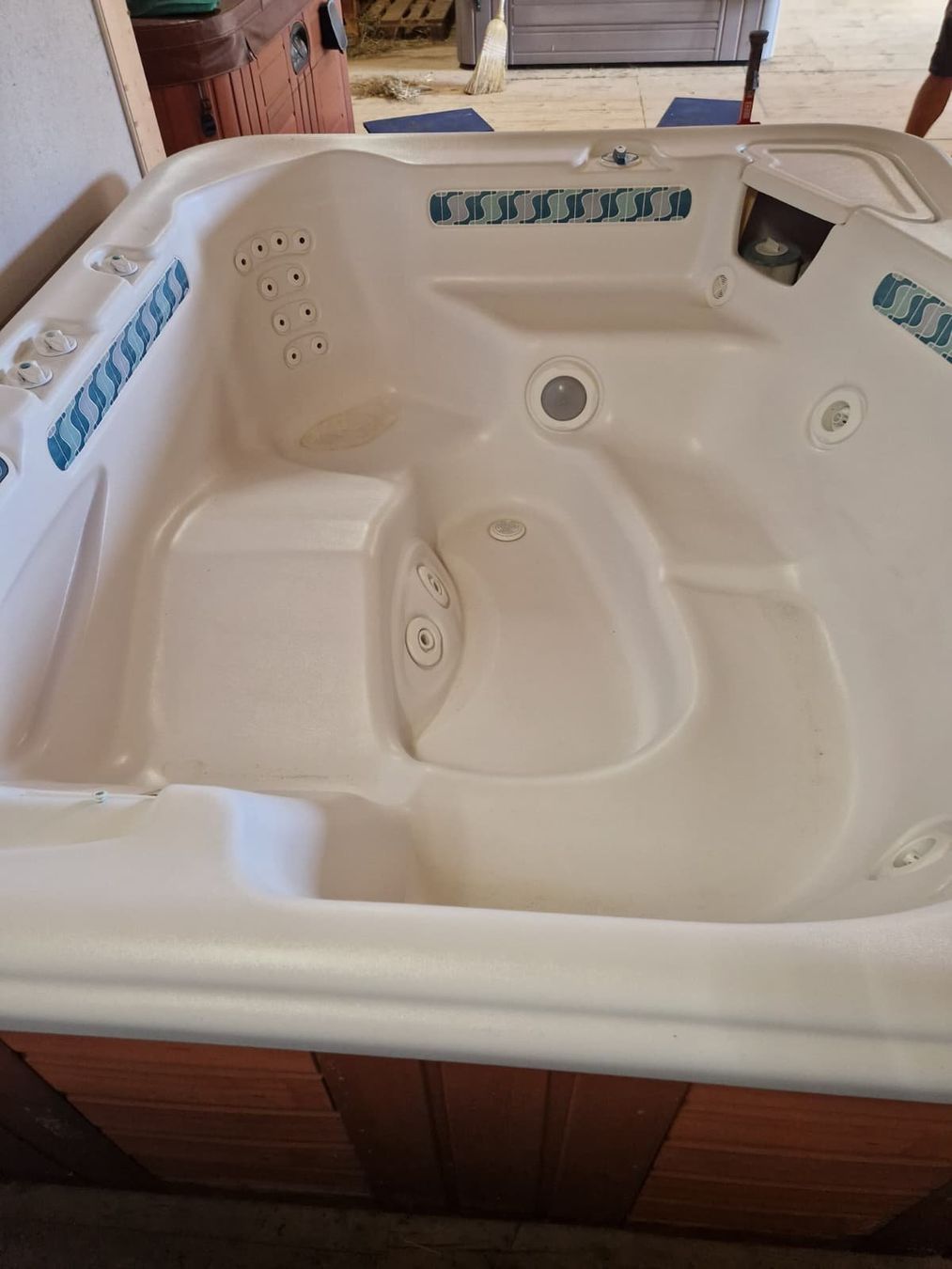 Whirlpool: Whirlpool der Marke HotSpring Modell Sovereign – Usato da Lyss venduto da loi_tls7 2