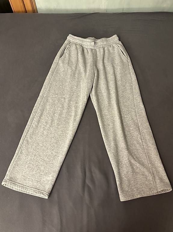 H&M Pantaloni: Graue Trainerhose – Usato da Lenk im Simmental venduto da niczbaeren