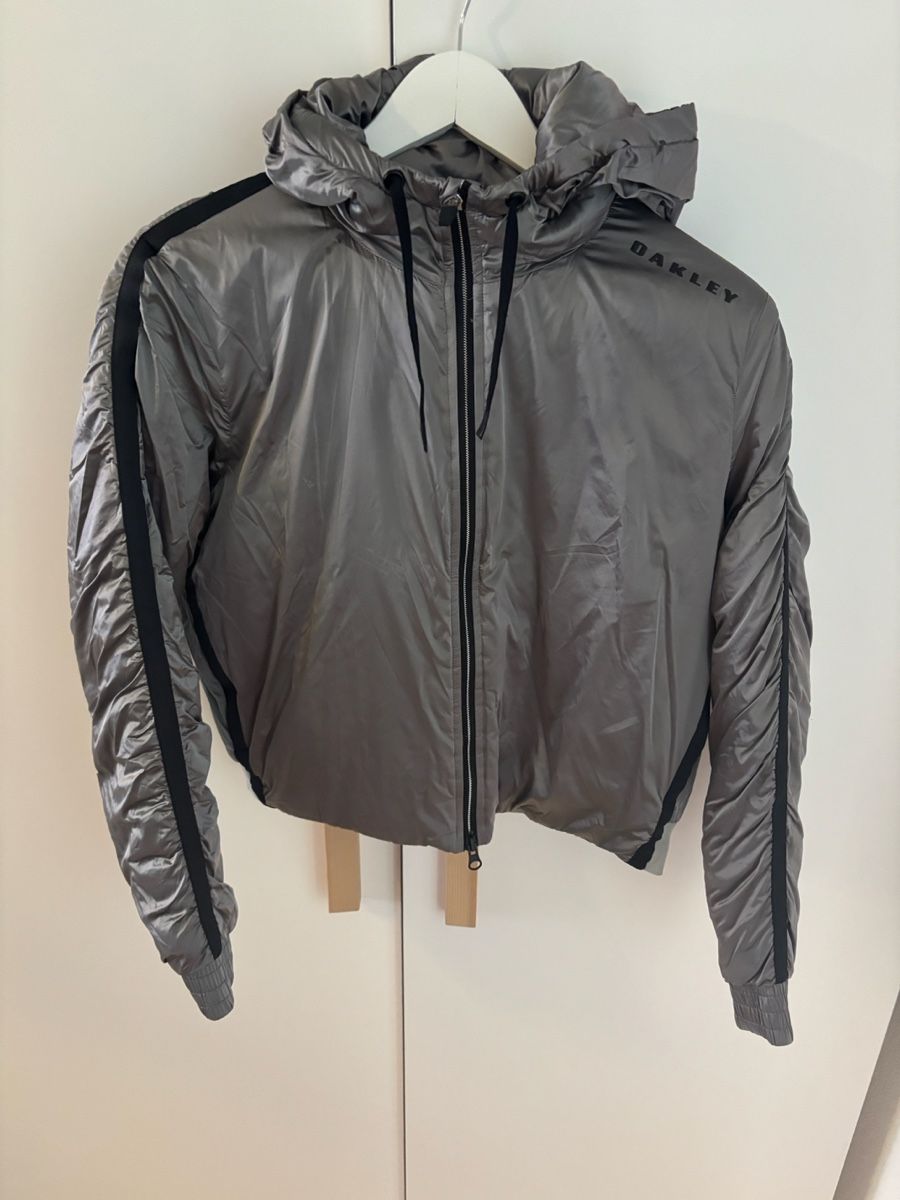 Oakley Jacken: Oakley Performance Fit Wind-/Trainingsjacke mit Kapuze  – Gebraucht aus Geroldswil von ele_7hkp