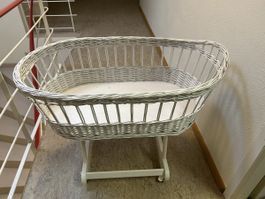 Weisses Weiden Babybettchen