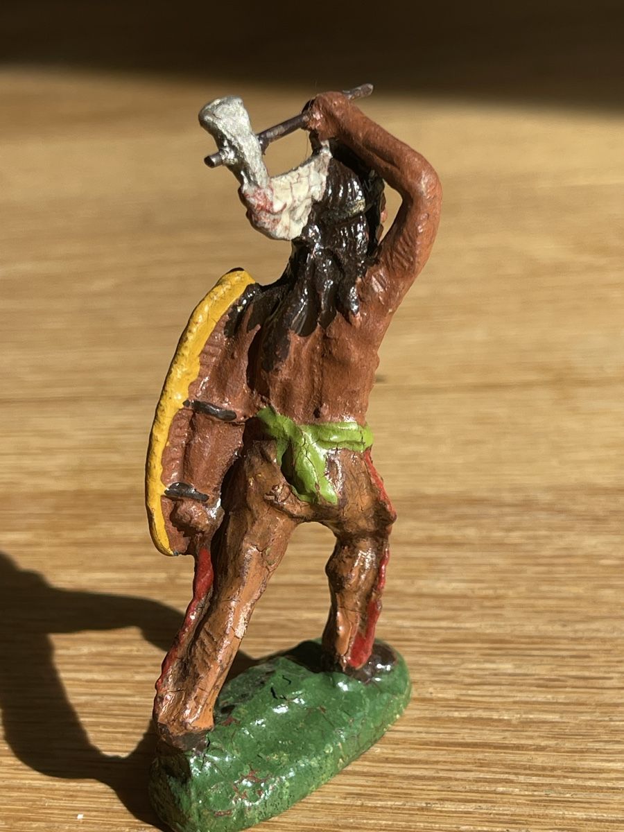 Elastolin Giocattoli: Elastolin Indianer Figur mit Axt und Schild bemalt – Usato da Basel venduto da torthum 1