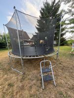 Großes Trampolin mit Leiter