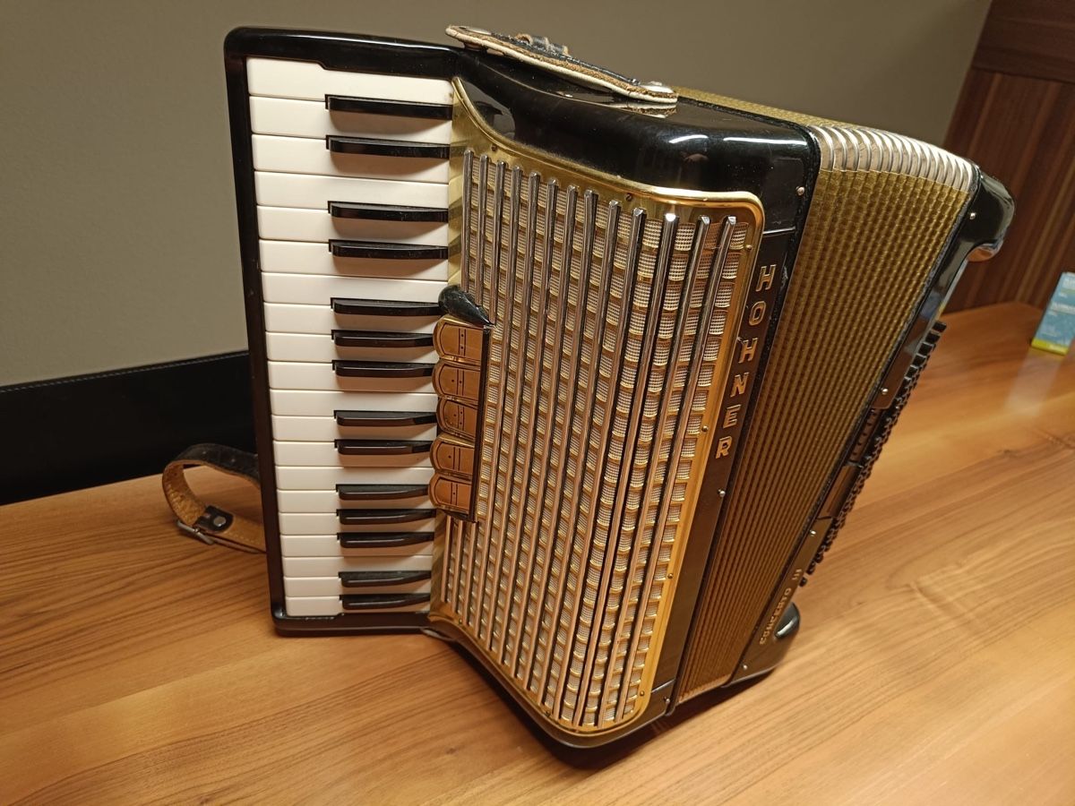 Hohner Strumenti musicali: Hohner Concerto III chromatisches Akkordeon, wenig benutzt – Usato da Sursee venduto da Steffi_2020 1