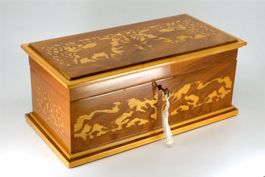 B0347 Jagd-Schatulle Hirsch-, Reh- und Hasenintarsien ~1950