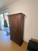 Antiker Kleiderschrank aus Holz dunkelbraun gebraucht