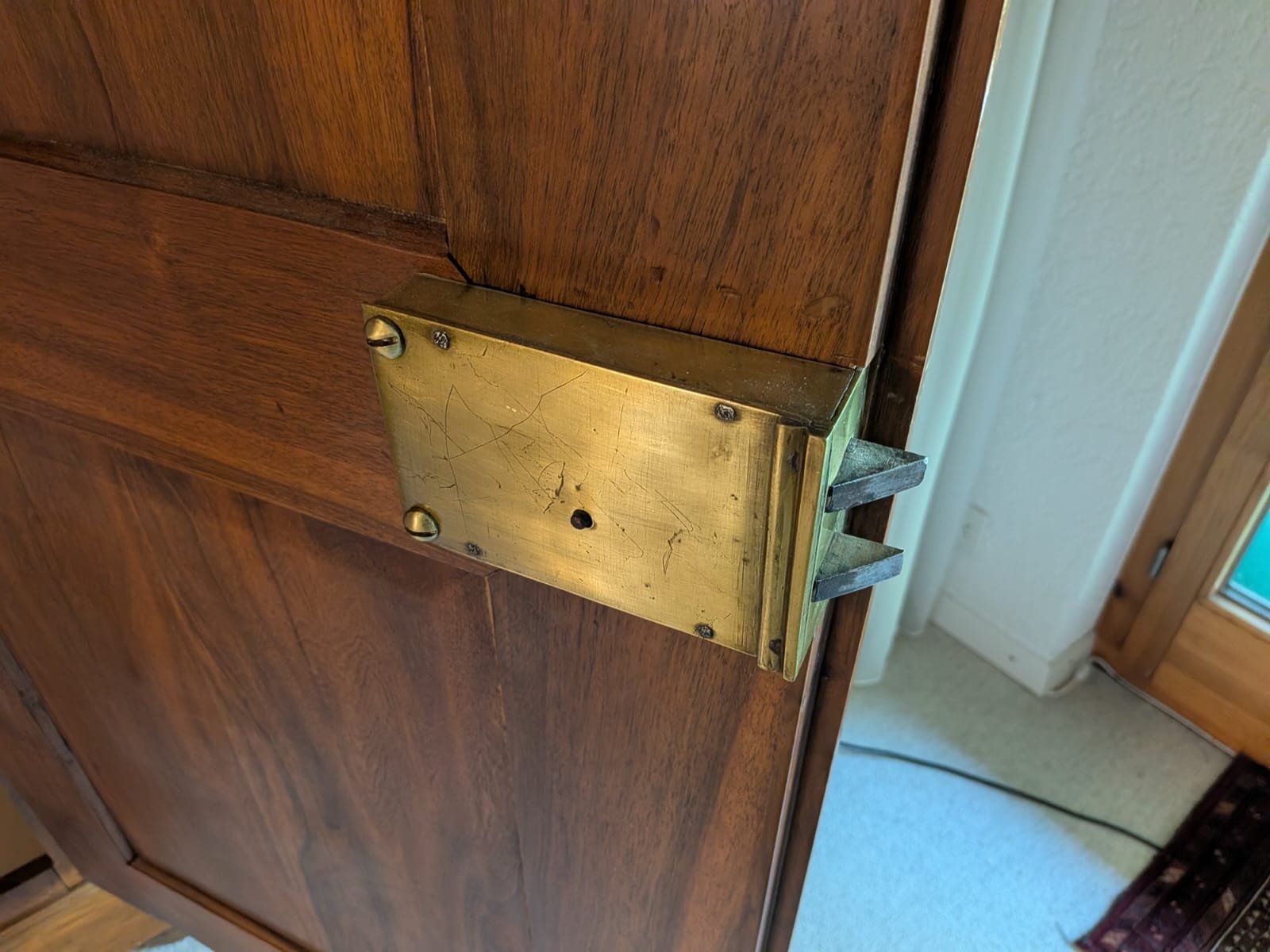 Armadi: Massive Nussbaumschrank - 2-türig, abschliessbar - Ref 06/33 – Usato da Au ZH venduto da BrockiAu 9