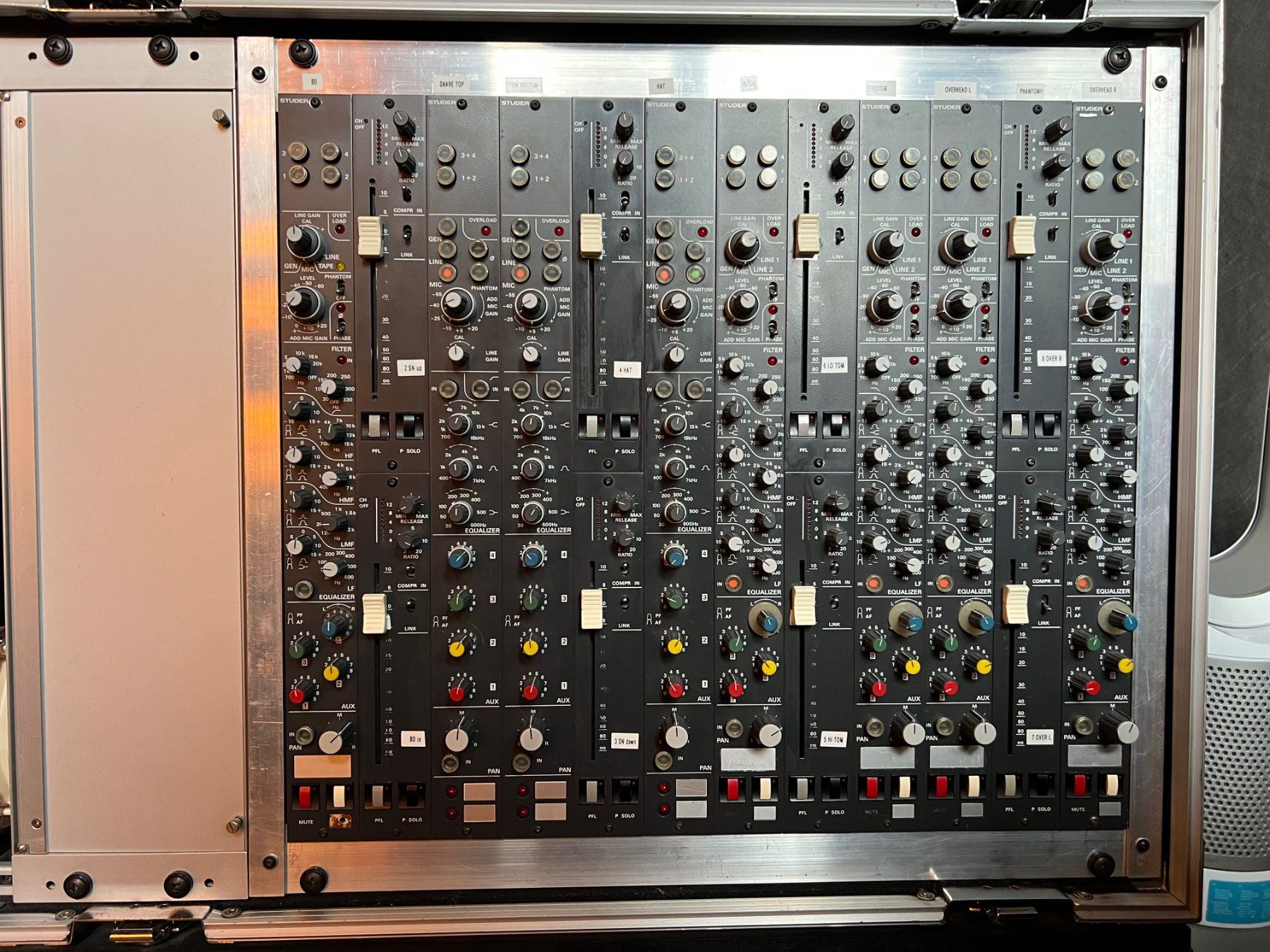 Studer Console di mixaggio: Studer 900 Series 8 Kanal Preamp/EQ/ Kompressor Rack – Usato da Bern venduto da bernstudio