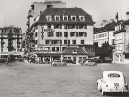 NEUCHÂTEL: Place Raget, Hôtel City avec oldtimer, photo 1954