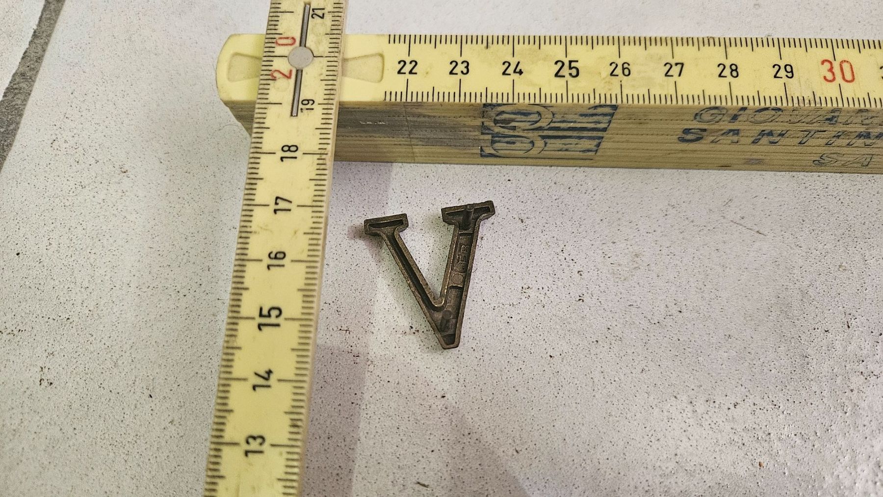 Alle Dekorationen: 1 piccola lettera di metallo "V" – Gebraucht aus Melano von H-Sara 1