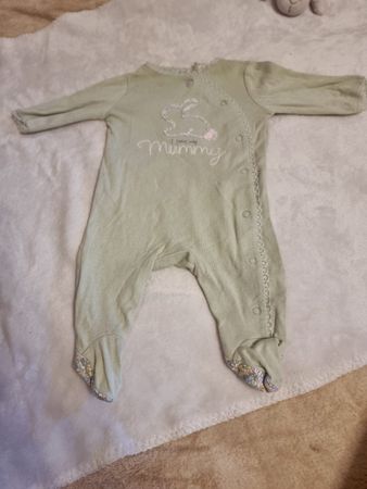 Next Baby Strampler grün mit Häschen Motiv Grösse 62