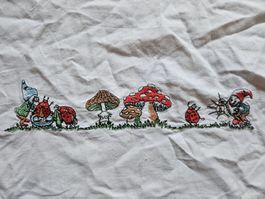 Antike Stickerei für Kinder, Zwerge, Fliegenpilz