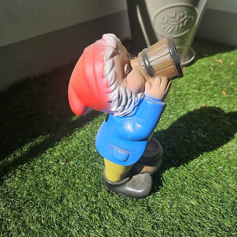 Figuren: Trinkender Gartenzwerg – Gebraucht aus Bern von naaa000xci 1