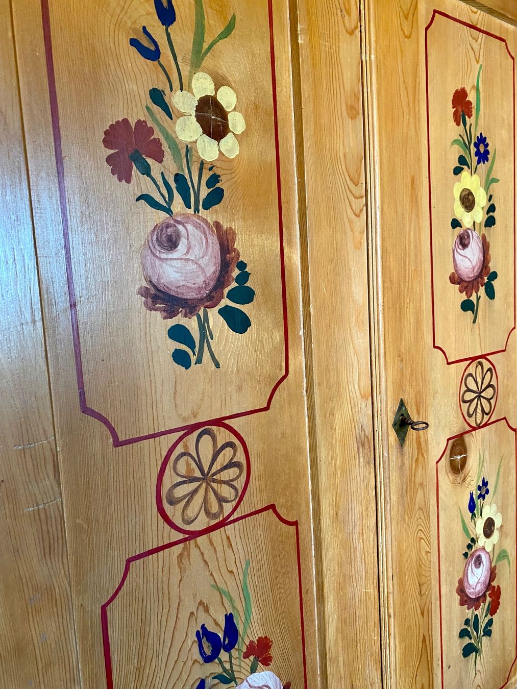 Armadi: Wunderschöner massiver Schrank mit Bauernmalerei – Usato da Frauenkappelen venduto da leola1973 6