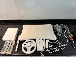 Nintendo Wii Konsole mit Zubehör und Spielen guter Zustand