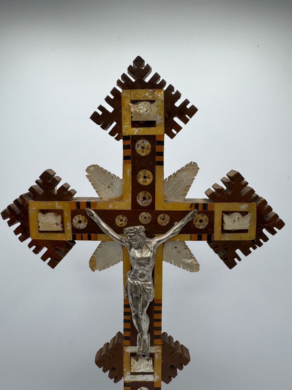 Statuette: Altes Kruzifix , Holz, religiös – Usato da Sachseln venduto da BONATI01 3