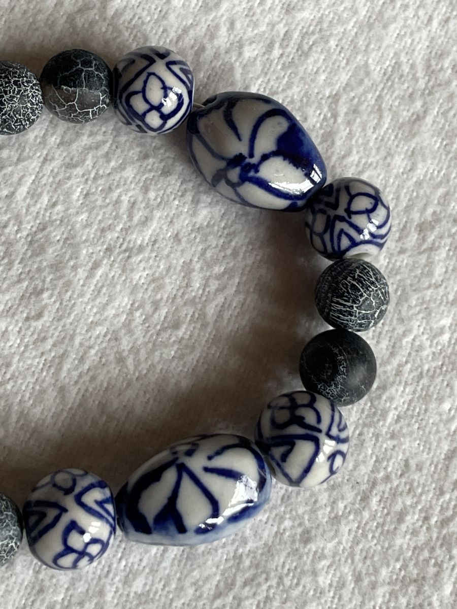 Bracciali & Braccialetti: Blau-graues Armband mit Keramik-Perlen – Usato da Münsingen venduto da Secondhand89 2