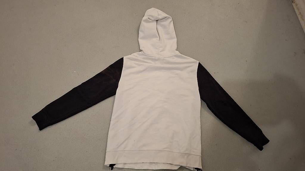 Pullover & Sweatshirts: Maglia con scritta e tasca – Gebraucht aus Losone von jan_8svf