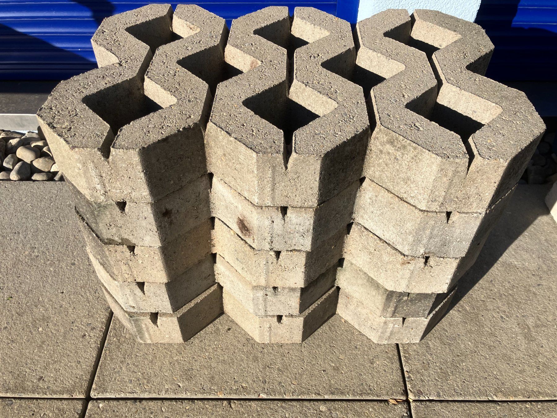 Steine & Dachziegeln: Rasengittersteine aus Beton – Gebraucht aus Tann von Urj