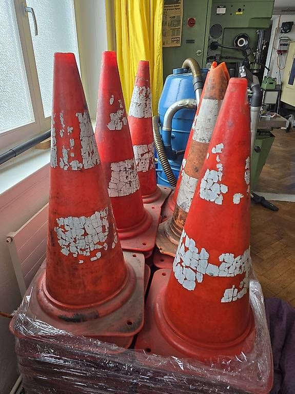 Insegne: Pylonen Verkehrsleitkegel – Usato da Büron venduto da CNCSERVICE