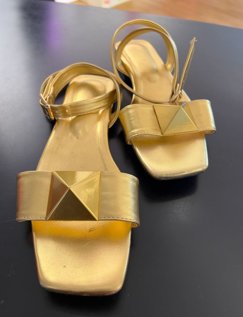 Scarpe da donna: Schöne goldene Sandalen – Usato da Zürich venduto da Naebeli