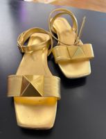 Schöne goldene Sandalen