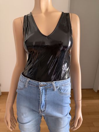 Fashion Nova Lack-Body V-Ausschnitt Gr. M/38 Schwarz Glänzen