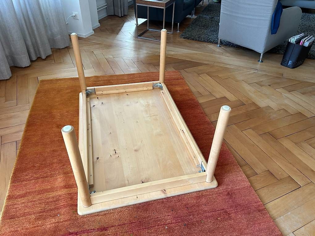 Tavoli: Massiver Kindertisch aus Birkenholz, variable Höhe – Usato da Schaffhausen venduto da RobertG01 2
