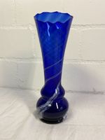 Elegante blaue Glasvase mit weissen Akzenten zu verkaufen