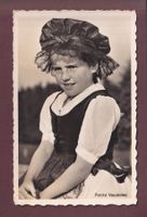 VAUD - Petite fille en costume