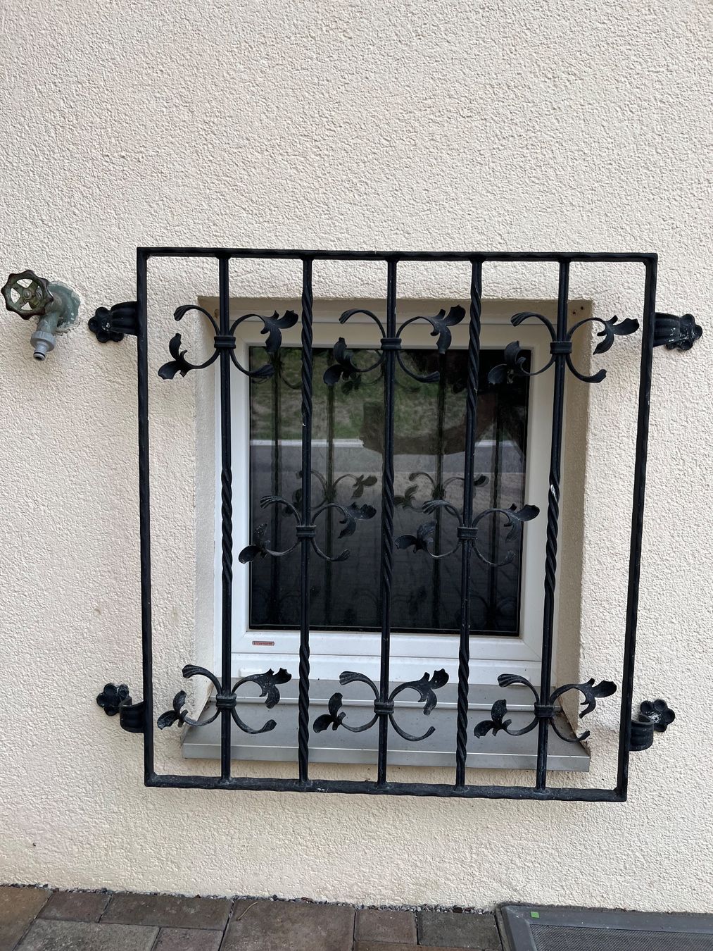 Gitter & Roste: Schmiedeeisernes Fenstergitter – Gebraucht aus Herznach von Pearl33 1
