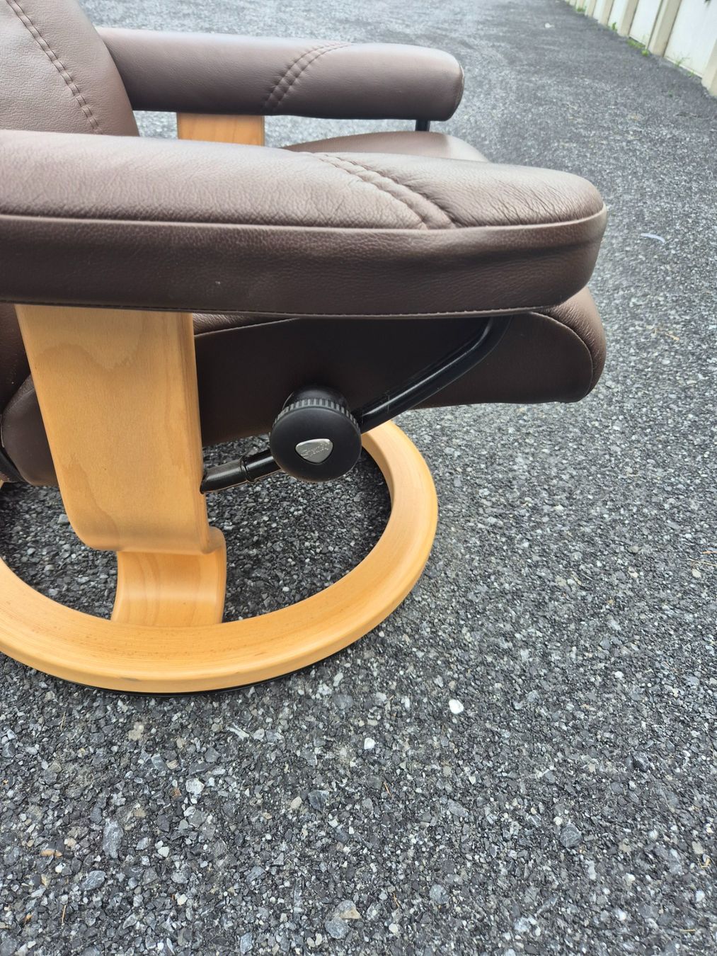 Fauteuils: STRESSLESS fauteuil relaxant en cuir – D'occasion à Fully par tameab 4