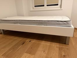 Bett mit Lattenrost und Matratze