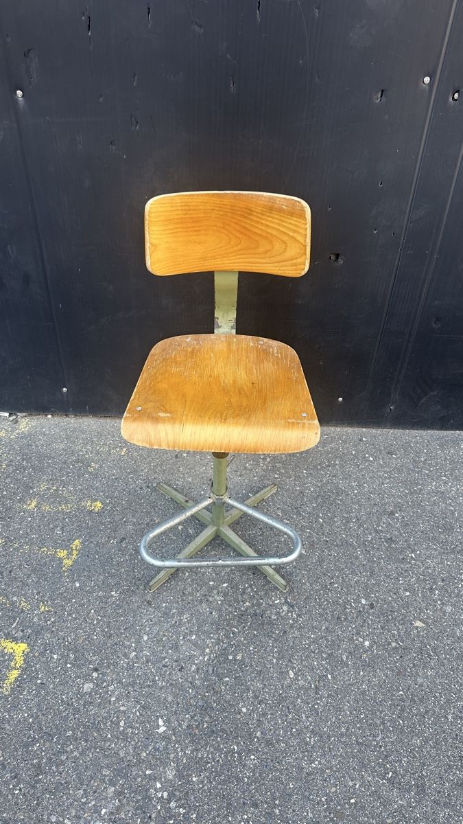 Embru Tabourets: Embru Stool Wood Seat Height Adjustable Metal Base – D'occasion à Schlieren par Norauro