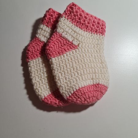 Handgestrickte Babysocken rosa