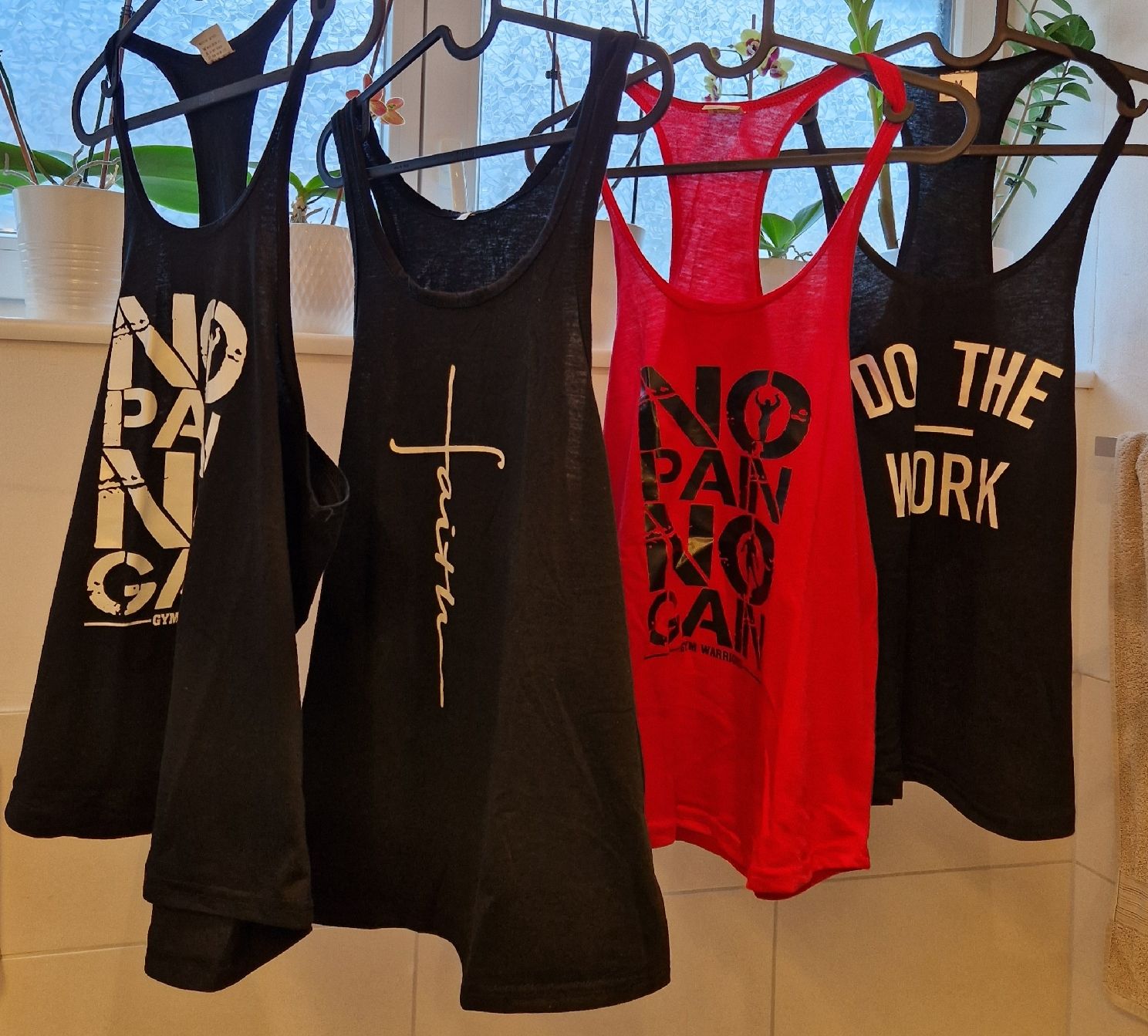 Lotti di vestiti: 4 Fitnesstops / shirts Gr. S/M – Nuovo e nell'imballaggio originale da Nendeln venduto da Zopfie_